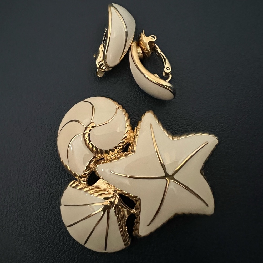 Vintage Trifari Gold and Cream Starfish brooch and clip on earrings Set